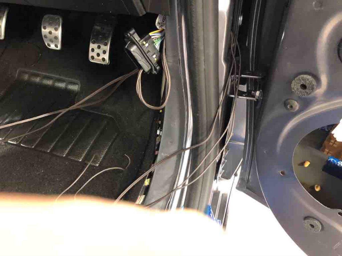 純正配線仕様からスピーカーケーブル引き直し施工ドアカプラー