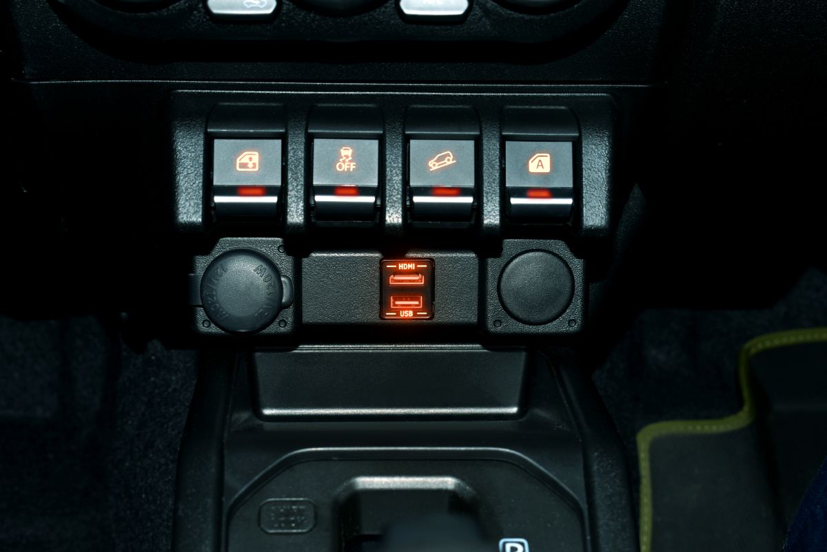 ジムニーJC74/JB64/74 アルパインカーナビ専用  アンバーLEDライティングビルトインUSB/HDMI接続ユニット KCU-Y630HU-LED-A