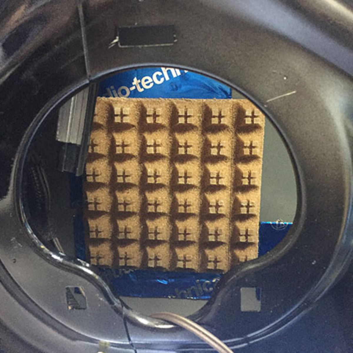 スピーカー裏拡散材